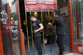 只要穿的過去就請你吃飯《柵欄門挑戰》最窄通道只有5人挑戰成功 只要穿的過去就請你吃飯《柵欄門挑戰》最窄通道只有5人挑戰成功