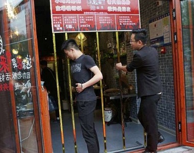 只要穿的過去就請你吃飯《柵欄門挑戰》最窄通道只有5人挑戰成功 只要穿的過去就請你吃飯《柵欄門挑戰》最窄通道只有5人挑戰成功
