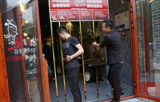 只要穿的過去就請你吃飯《柵欄門挑戰》最窄通道只有5人挑戰成功 只要穿的過去就請你吃飯《柵欄門挑戰》最窄通道只有5人挑戰成功