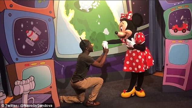 在迪士尼樂園《跟米妮求婚》米奇在你背後他很火大 ಠ皿ಠ