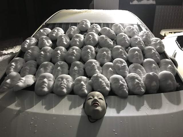 《能面的恐怖用法》還沒等到車主發現鄰居就先被嚇死惹吧...(⊙＿⊙)