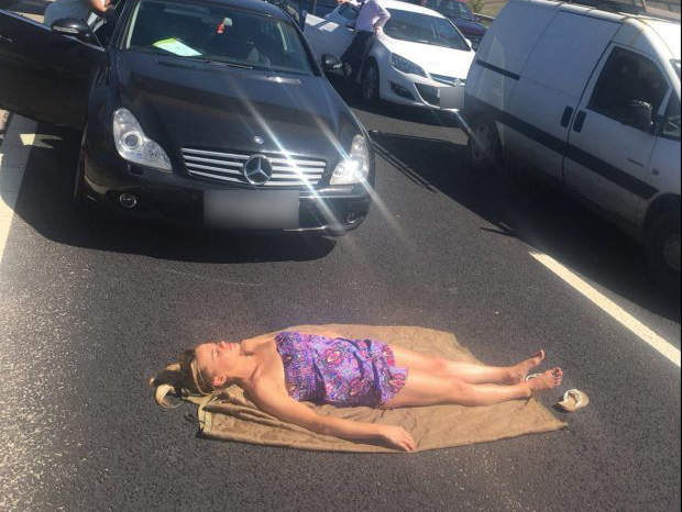 《大塞車時能幹嗎?》舖了毛巾曬日光浴吧 《大塞車時能幹嗎?》舖了毛巾曬日光浴吧