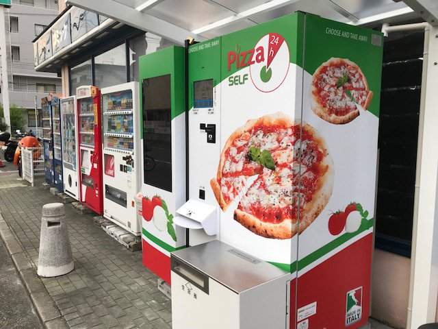 日本街頭設置《披薩自動販賣機》只要3分鐘就能買到現烤Pizza