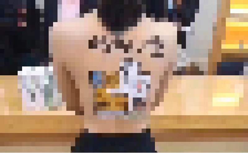 奇葩創意《在裸女身上張貼房屋廣告》買家問：是買房送嬌妻的活動嗎？