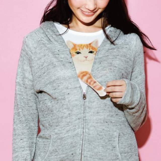 你今天有帶貓嗎?《貓伸手T恤》看起來就像外套裡偷藏了一隻喵❤ 你今天有帶貓嗎?《貓伸手T恤》看起來就像外套裡偷藏了一隻喵❤