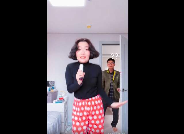 韓妹當Youtuber跳舞時《爺爺走進來找人》一秒變孫女控der有藏