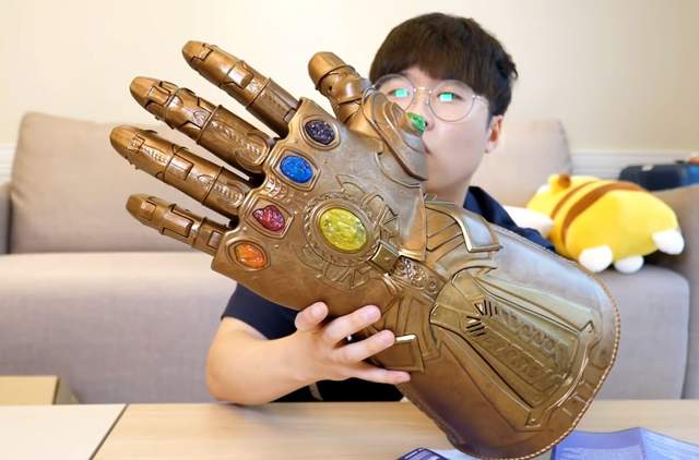 網友分享反派薩諾斯《無限手套》竟然還有防燙功能可以泡泡麵？