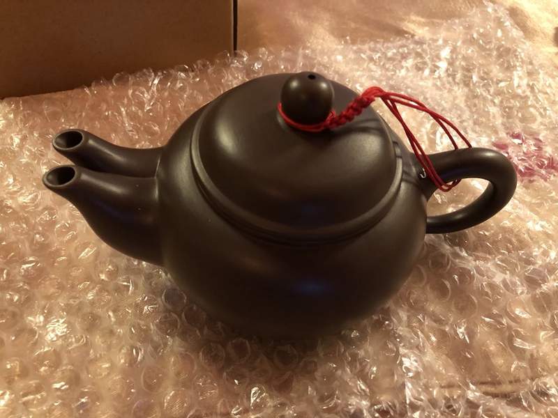 日本網友遊台疑問《雙嘴茶壺的用意》台灣店員給了他這樣的答案... 日本網友遊台疑問《雙嘴茶壺的用意》台灣店員給了他這樣的答案...
