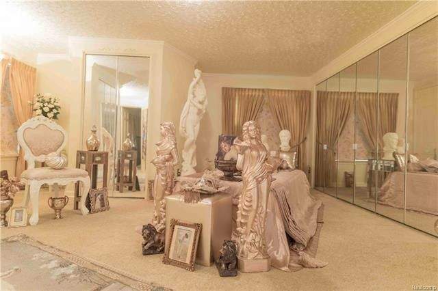 詭異《放滿雕像的豪宅出售》好像隨時都有人在看著你...