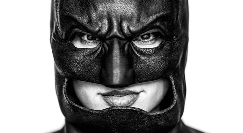 《神力女超人》蓋兒加朵變裝蝙蝠俠 女神就算戴頭套也是女神 《神力女超人》蓋兒加朵變裝蝙蝠俠 女神就算戴頭套也是女神