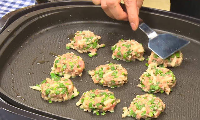 日本古怪食物《高槻烏龍麵餃》真難想像是什麼味道…… 日本古怪食物《高槻烏龍麵餃》真難想像是什麼味道……
