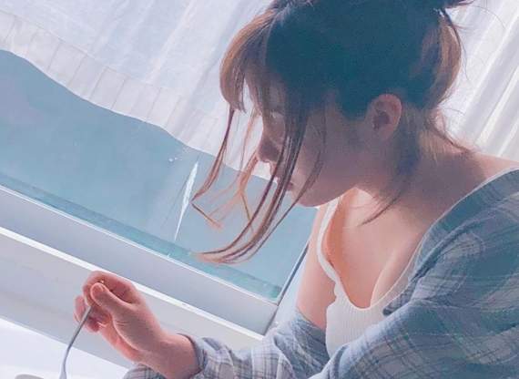 酥胸微露《橋本環奈長大了》19歲的男友襯衫+純白背心畫面太美好 酥胸微露《橋本環奈長大了》19歲的男友襯衫+純白背心畫面太美好