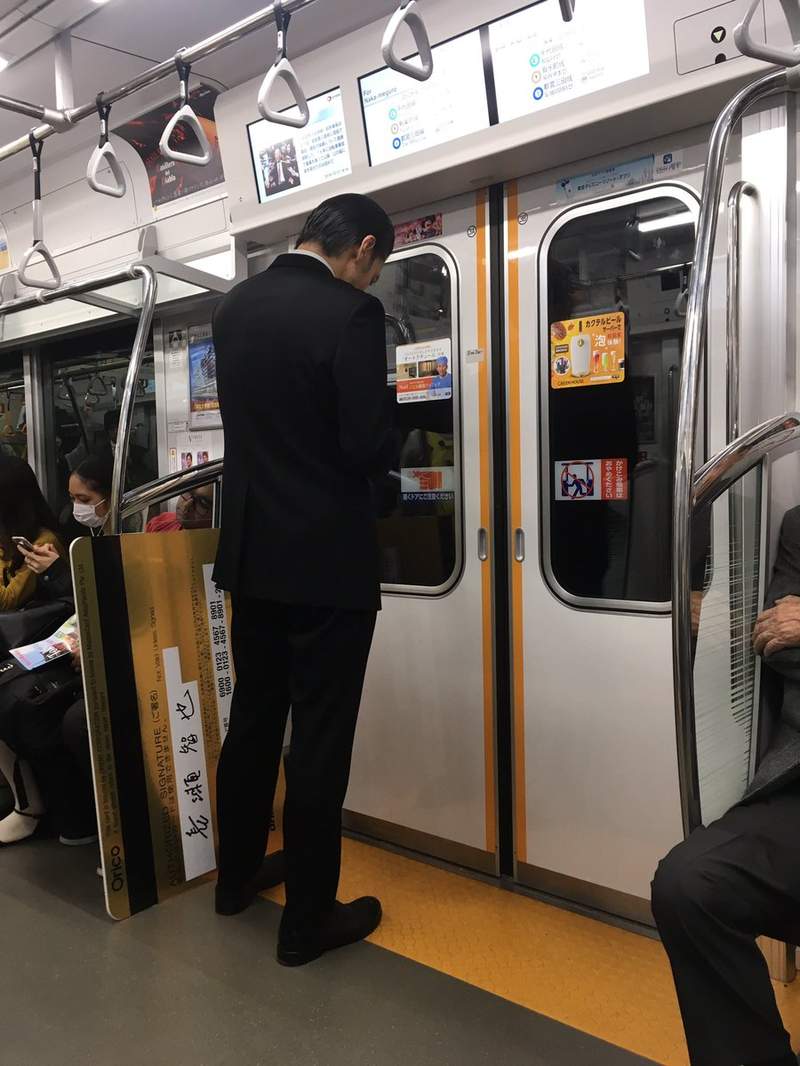 電車驚見《長瀨智也》信用卡&背影完全一致引發推民騷動...(嗯?) 電車驚見《長瀨智也》信用卡&背影完全一致引發推民騷動...(嗯?)