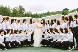 當你是班上唯一男同學時《後宮畢業照》就此問世 直接嫁給女同學當幸福「人妻」♥ 當你是班上唯一男同學時《後宮畢業照》就此問世 直接嫁給女同學當幸福「人妻」♥