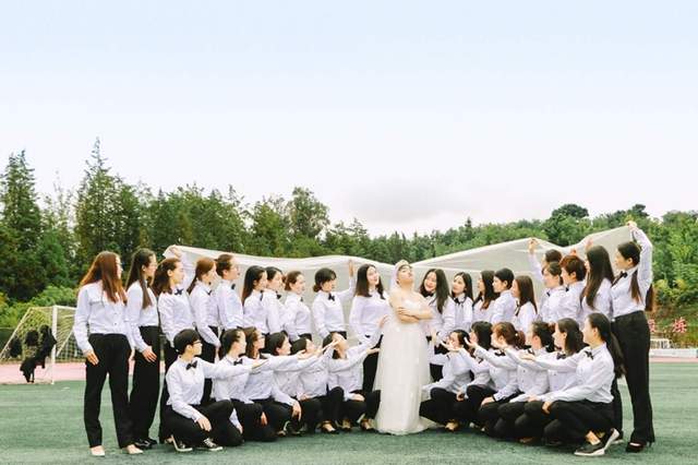 當你是班上唯一男同學時《後宮畢業照》就此問世 直接嫁給女同學當幸福「人妻」♥ 當你是班上唯一男同學時《後宮畢業照》就此問世 直接嫁給女同學當幸福「人妻」♥