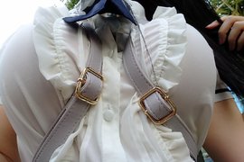 Coser岡田ゆい示範《巨乳揹雙肩背包的正確背法》真的這樣揹真的就壯觀啦.... Coser岡田ゆい示範《巨乳揹雙肩背包的正確背法》真的這樣揹真的就壯觀啦....