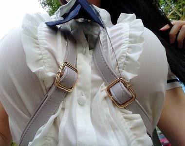 Coser岡田ゆい示範《巨乳揹雙肩背包的正確背法》真的這樣揹真的就壯觀啦.... Coser岡田ゆい示範《巨乳揹雙肩背包的正確背法》真的這樣揹真的就壯觀啦....