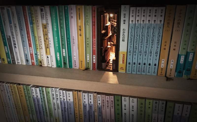 《東京巷弄書隔》日本藝術家「Monde」將精緻逼真的巷弄風情隱藏在書架中,宛如童話場景 《東京巷弄書隔》日本藝術家「Monde」將精緻逼真的巷弄風情隱藏在書架中,宛如童話場景