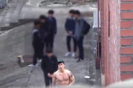 韓國死屁孩躲巷內抽菸《裸身壯男一秒變成訓導主任》瞬間變俗辣w 韓國死屁孩躲巷內抽菸《裸身壯男一秒變成訓導主任》瞬間變俗辣w