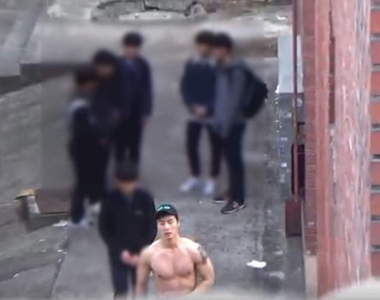 韓國死屁孩躲巷內抽菸《裸身壯男一秒變成訓導主任》瞬間變俗辣w 韓國死屁孩躲巷內抽菸《裸身壯男一秒變成訓導主任》瞬間變俗辣w