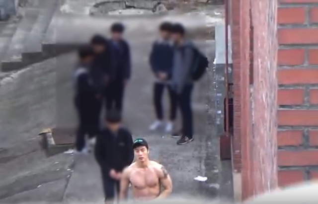 韓國死屁孩躲巷內抽菸《裸身壯男一秒變成訓導主任》瞬間變俗辣w 韓國死屁孩躲巷內抽菸《裸身壯男一秒變成訓導主任》瞬間變俗辣w