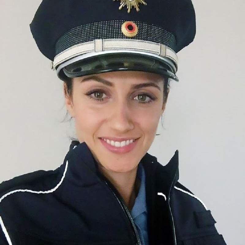 這理由你能接受嗎?《隆胸不能當警察》正妹用胸部挺進法院證明自己可以 - 圖片1 這理由你能接受嗎?《隆胸不能當警察》正妹用胸部挺進法院證明自己可以 - 圖片1