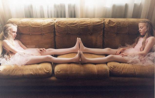 精靈般的冰島雙胞胎《Erna&Hrefna》日本攝影師Ariko Inaoka鏡頭下奇幻細膩的秘密紀實 精靈般的冰島雙胞胎《Erna&Hrefna》日本攝影師Ariko Inaoka鏡頭下奇幻細膩的秘密紀實