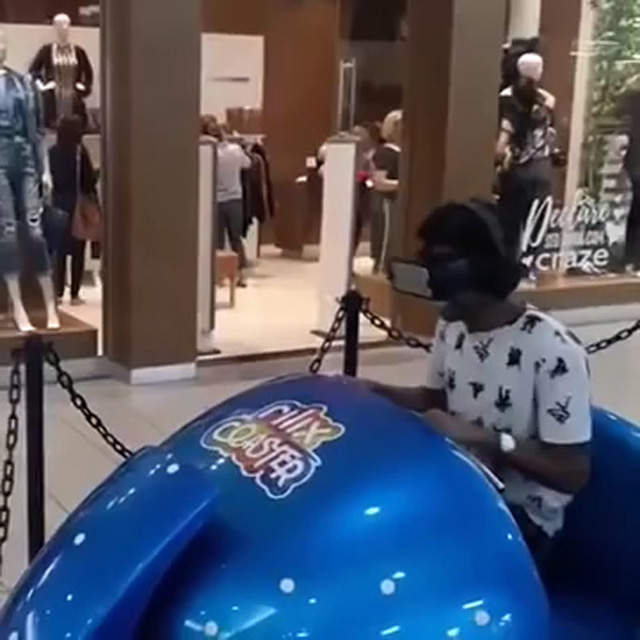 公開處刑羞恥PLAY《公共場合體驗VR遊戲》趴兔 這樣慘叫不注意到他都很難啊XD 公開處刑羞恥PLAY《公共場合體驗VR遊戲》趴兔 這樣慘叫不注意到他都很難啊XD