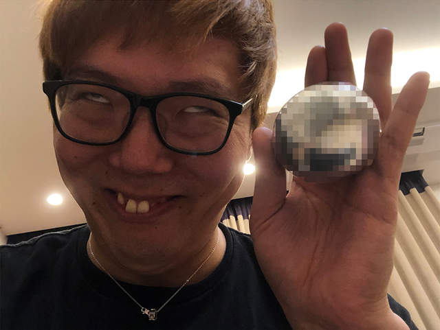 推特大流行《把鋁箔紙變成一顆閃亮金屬球》訣竅就是敲敲敲敲敲不停