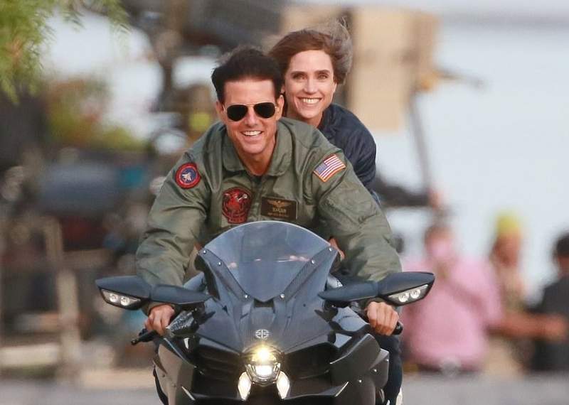 阿湯哥《捍衛戰士2》 片場照 這一幕32年後經典重現還是一樣帥氣 阿湯哥《捍衛戰士2》 片場照 這一幕32年後經典重現還是一樣帥氣