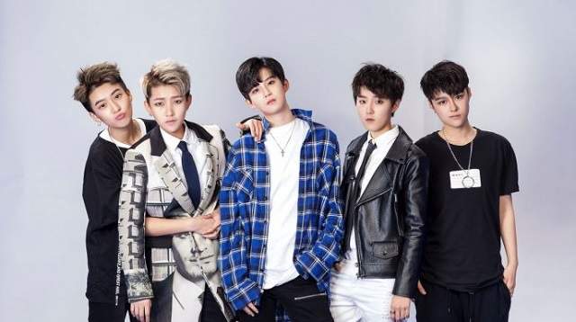 她們,是貨真價實的女生《中國人氣「男團」FFC-Acrush大紅》一抹笑容就讓海外粉絲瘋狂 她們,是貨真價實的女生《中國人氣「男團」FFC-Acrush大紅》一抹笑容就讓海外粉絲瘋狂