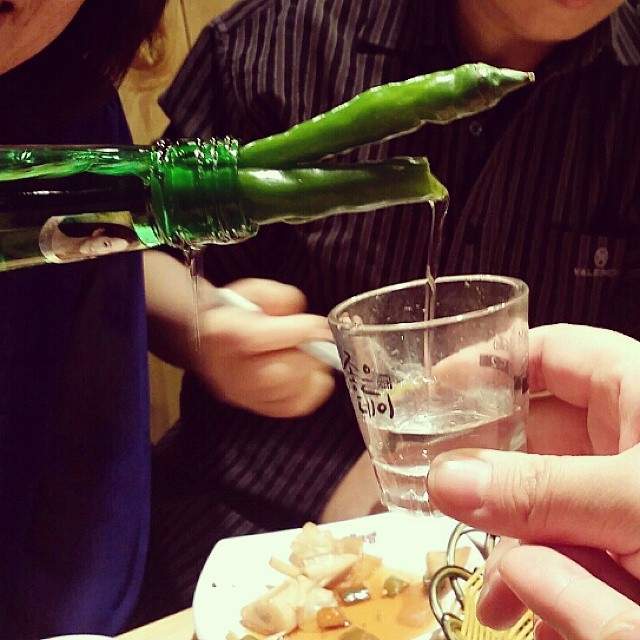 有膽才嘗試的《辣椒燒酒》年輕人瘋傳的喝法讓人不辣不歸~ 有膽才嘗試的《辣椒燒酒》年輕人瘋傳的喝法讓人不辣不歸~