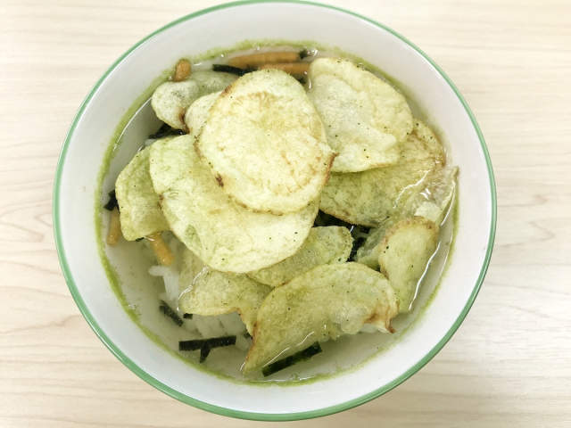 禁斷吃法《洋芋片茶泡飯》天婦羅茶鹽口味洋芋片這樣吃更美味!? 禁斷吃法《洋芋片茶泡飯》天婦羅茶鹽口味洋芋片這樣吃更美味!?