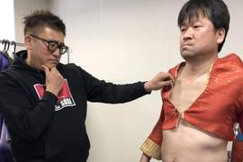 閱覽注意(爆笑)《銀魂2真是性轉篇?》佐藤二朗試穿神樂服裝… 閱覽注意(爆笑)《銀魂2真是性轉篇?》佐藤二朗試穿神樂服裝…