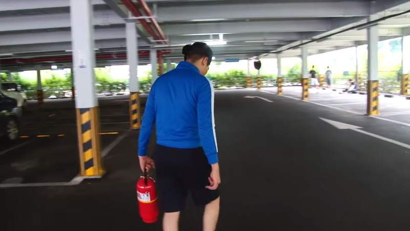 韓國死屁孩躲在巷內抽菸《韓國網紅拿出滅火器》教訓他們超有膽