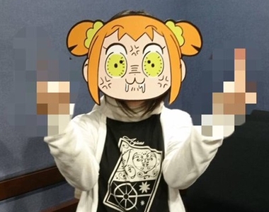 凹醬→凸醬《悠木碧戴ポプ子面具比中指》畫面太魔性是本人無誤w 凹醬→凸醬《悠木碧戴ポプ子面具比中指》畫面太魔性是本人無誤w