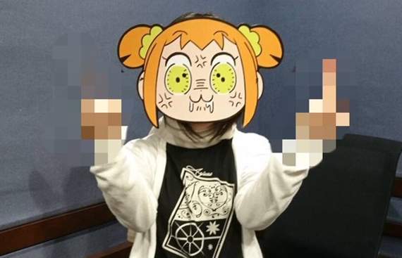 凹醬→凸醬《悠木碧戴ポプ子面具比中指》畫面太魔性是本人無誤w