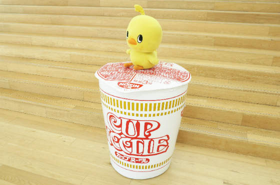 《12種超方便蓋泡麵方法》看到那蓋子翹起來就很想把它給壓下去