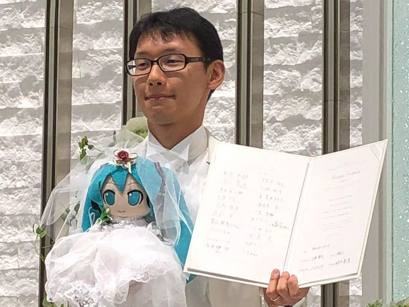 還記得《公務員與初音未來結婚》的消息嗎？在39位親友的見證下舉辦婚禮啦～