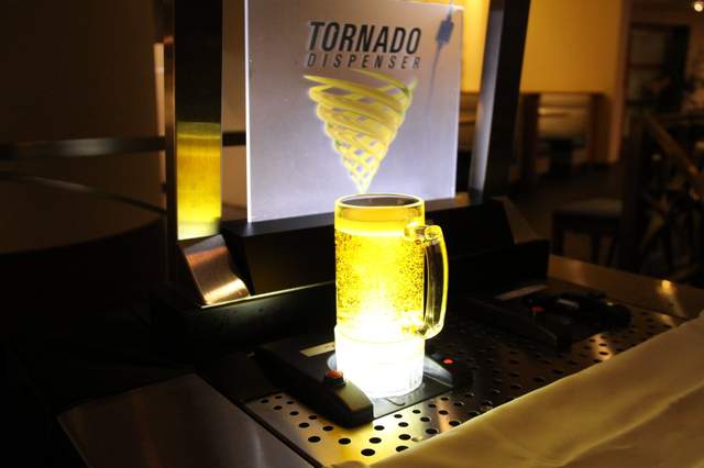 從杯底注入《龍捲風啤酒》酒未喝人已HIGH的高效率啤酒機 從杯底注入《龍捲風啤酒》酒未喝人已HIGH的高效率啤酒機