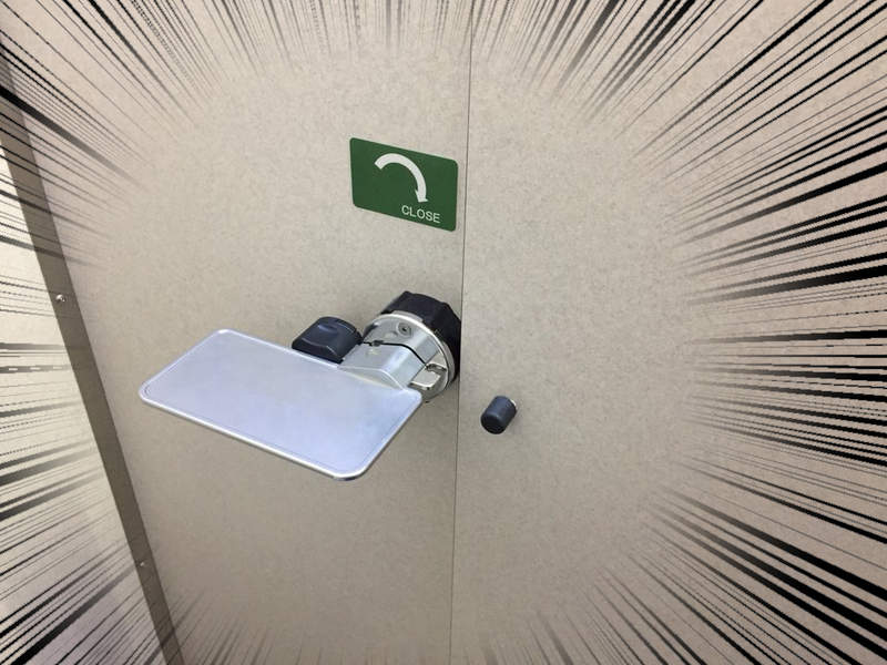 超貼心設計《門鎖置物架》上廁所時手機錢包沒地方放的問題終於解決