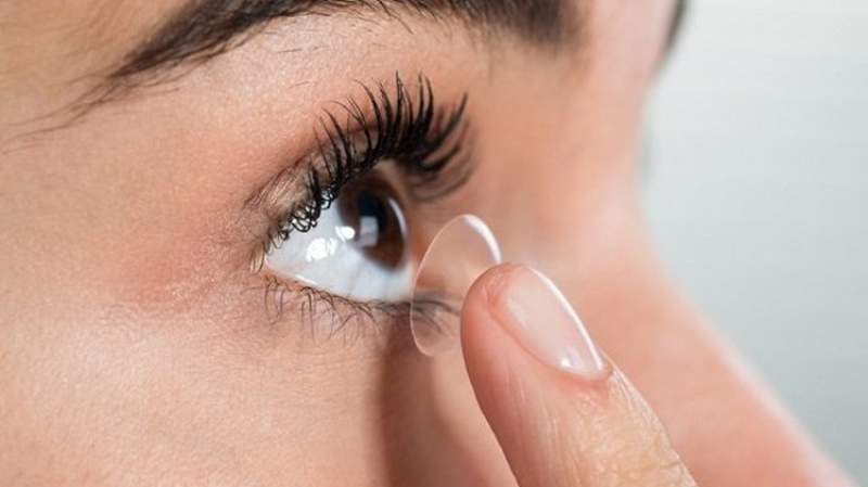 眼睛不舒服去檢查發現《隱形眼鏡》藏在眼瞼中N年！這些年都不會痛嗎...