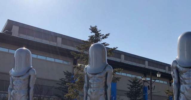 詭異到爆紅《韓國無臉裸男雕像》到底是在象徵什麼呢? 詭異到爆紅《韓國無臉裸男雕像》到底是在象徵什麼呢?