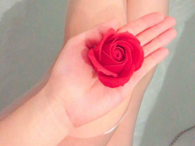 用《玫瑰入浴劑》來泡澡有如命案現場....這母親節禮物也太嚇人了...囧