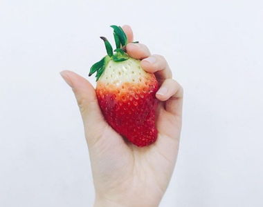 韓國超商限定款賣《手掌大的草莓》佛心價格每天吃都不心疼 韓國超商限定款賣《手掌大的草莓》佛心價格每天吃都不心疼