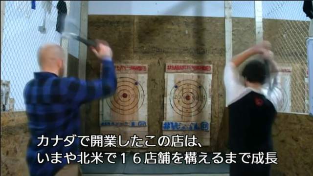 不射飛鏢改丟斧頭《斧頭酒吧》絕對讓人無法放心喝醉...