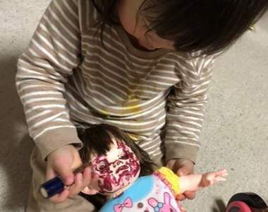 SAN值下降《幼女把娃娃玩成一場悲劇》旁觀正太在恐懼中淚流滿面 SAN值下降《幼女把娃娃玩成一場悲劇》旁觀正太在恐懼中淚流滿面