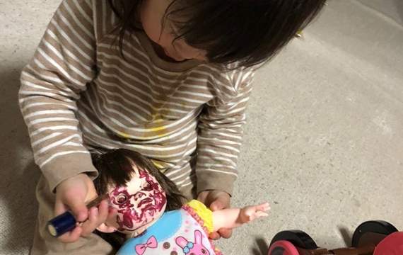 SAN值下降《幼女把娃娃玩成一場悲劇》旁觀正太在恐懼中淚流滿面 SAN值下降《幼女把娃娃玩成一場悲劇》旁觀正太在恐懼中淚流滿面