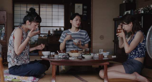 24年前就有研究發現《跟朋友吃飯容易吃太多》所以邊緣人都很瘦吧....