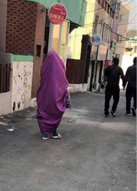 妹妹上網求救尋找《披著紫色棉被的姊姊》失蹤當天的奇異打扮...